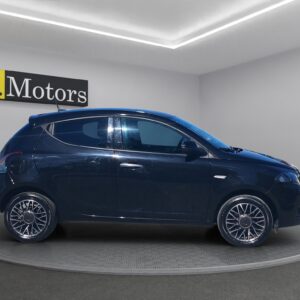 Lato destro Lancia Ypsilon 1.0 FireFly Hybrid Gold A. C.Lega Retrocamera