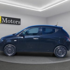 Lato sinistro Lancia Ypsilon 1.0 FireFly Hybrid Gold A. C.Lega Retrocamera