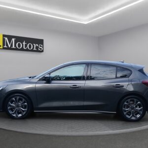 Lato sinistro Ford Focus 1.0 ST-Line 125cv 5p